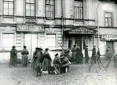 Milizionäre in einer Straße in St. Petersburg, 17. Oktober 1905 von Russian Photographer